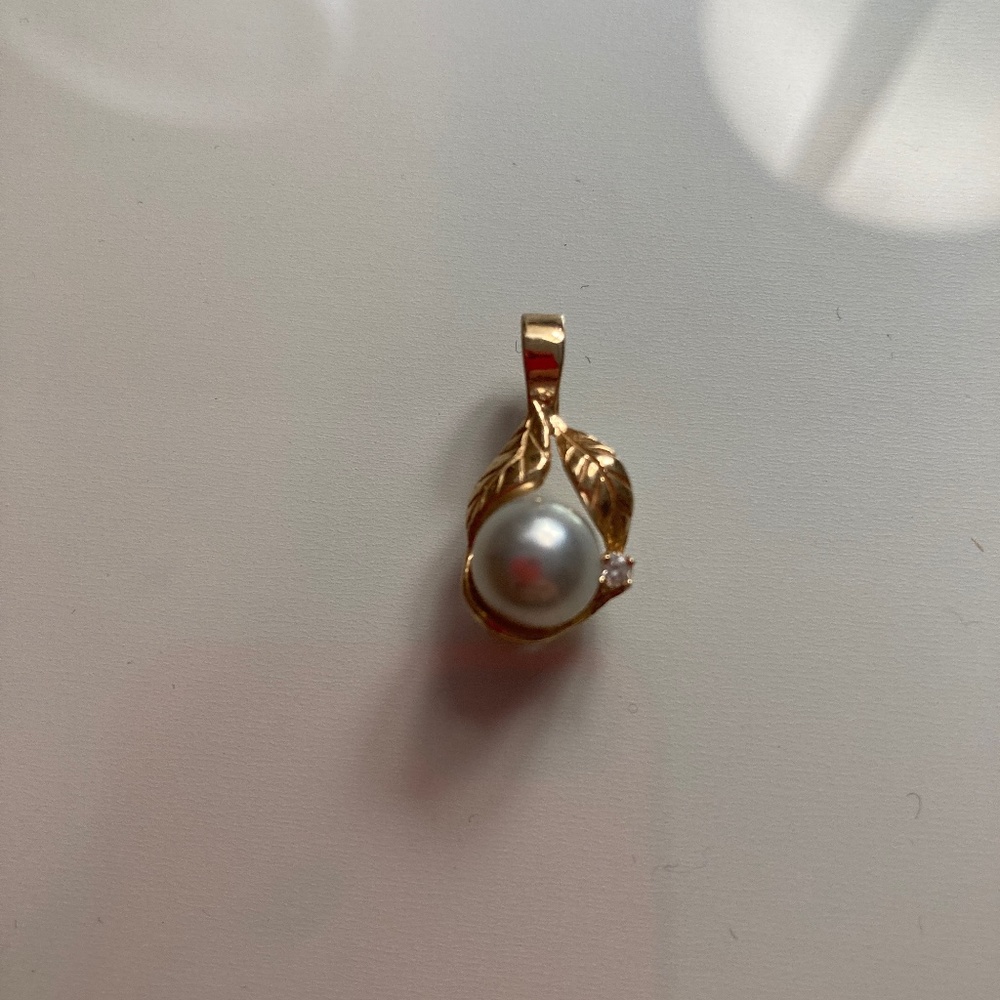 Pearl and diamond pendant